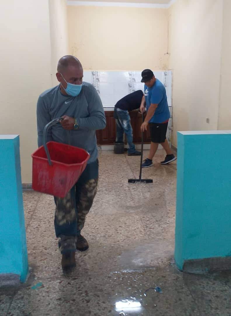 Trabajadores del Hospital Carlos Manuel de Céspedes en #Bayamo sumados a la labor de limpieza en la sala que rehabilita ETECSA. #ProvinciaGranma #AmorInfinito #CubaPorLaVida