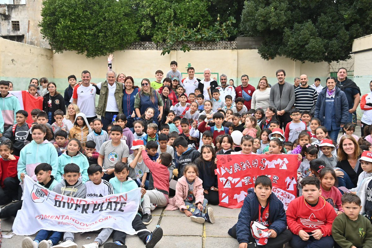 Como cada vez que River viaja fuera de Bs. As., <a href="/FundacionRiver/">Fundación River</a> 
organizó una nueva edición de Sin Fronteras, esta vez fue en la Escuela Ejercito Argentino. Se donaron materiales deportivos y hubo sorteos para los chicos en una nueva visita a Córdoba.