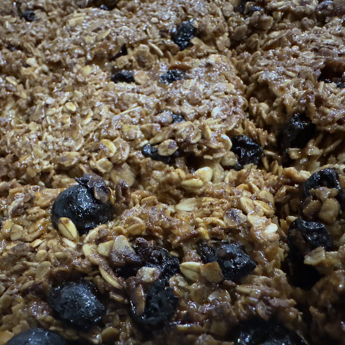 ShaunAshmore2's tweet photo. Freshly baked raisin and almond granola bars πππ #homemade #freshlybaked #healthy #smellsdivine https://t.co/l38BDykFdc