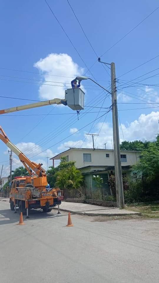 Trabajaron los #EléctricosCienfuegueros en el Consejo Popular Tulipán #EléctricosPorCuba #Cienfuegos