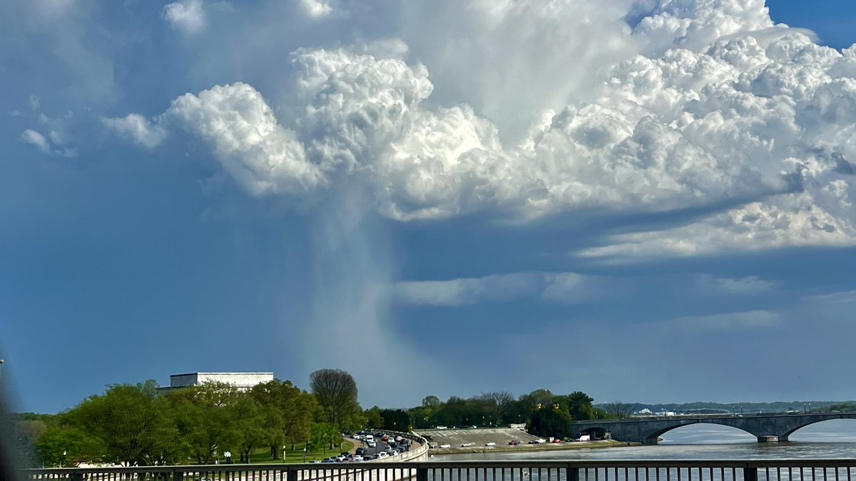 Backside of the storm that just rolled through dc and Arlington producing hail  @dougkammerer @JessicaFaithWx @amelia_draper @capitalweather @WashingtonianWx #WashingtonDC