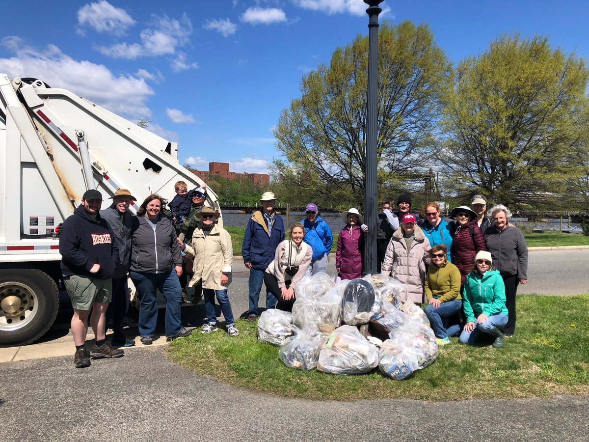 Thank you St. John’s Church, Lafayette Square for joining us this weekend for a trash cleanup and removing 165 lbs of trash from Anacostia Park! #TrashFreeDC