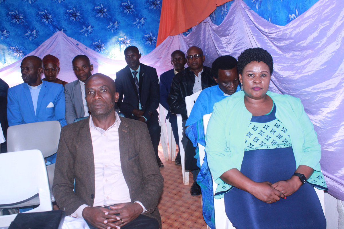 irambonaelvis's tweet photo. Kuri uyu w'Imana Buramatari w'intara ya  #Kayanza @Rcishahayo yaruguruye icese uruganda rw'imisi 7 rwitabiriwe n'abakozi b'Imana bavuye mu bihugu 11 nka #Ouganda, #Tanzanie, #RDC, Afrika y'epfo, .... Rukaba ruriko rubera mu gisagara ca Kayanza mw'ishengero #épiscopale_réformée. https://t.co/LvYkSNYTYq