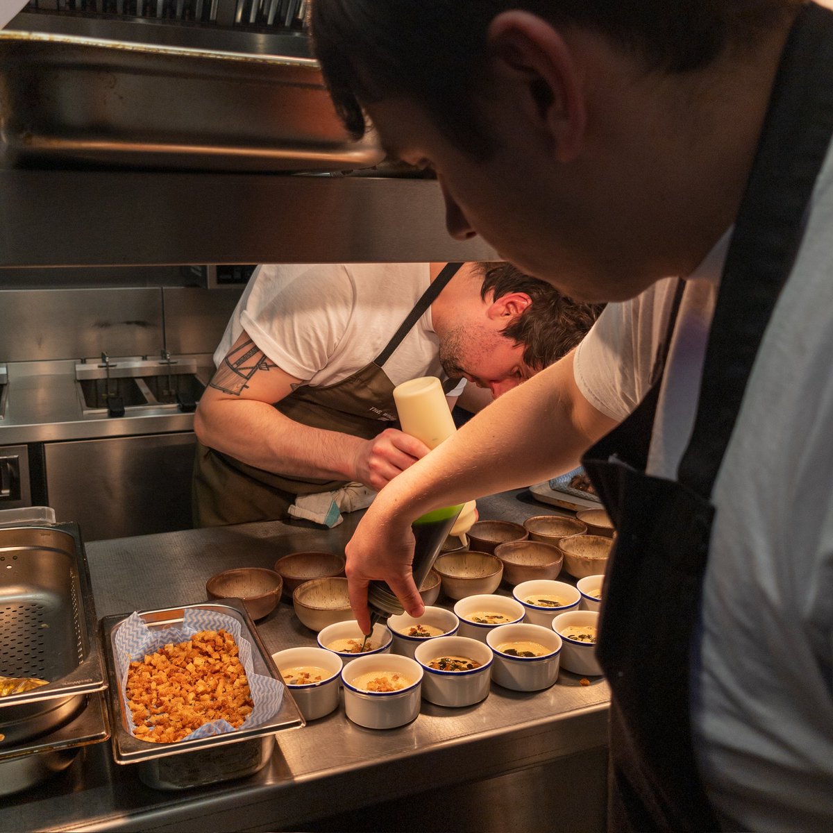 TheWhiteHorsePu's tweet photo. STARTER // Forest "wild garlic mushroom"

#guestchefnight @_LisaAllen https://t.co/y6tPXIIynj