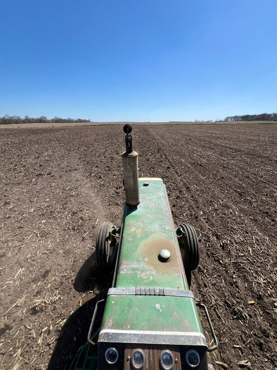 SJensen12's tweet photo. 82 degrees yesterday and some really dry weather made a excellent day for drilling in 30 acres of grass alfalfa mix. 
Ready for rain in North Central IA
⛈️⛅️ https://t.co/H4hJQ4xFEs