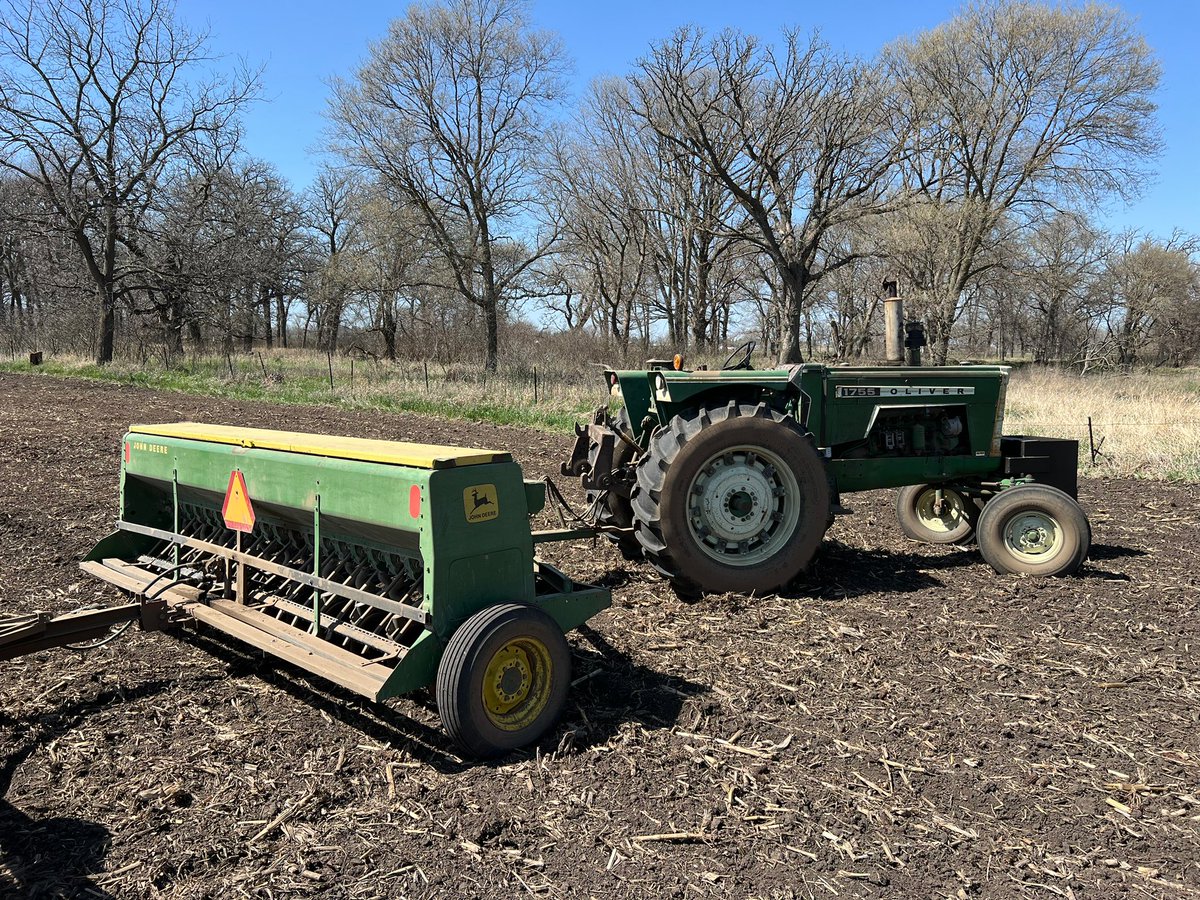 SJensen12's tweet photo. 82 degrees yesterday and some really dry weather made a excellent day for drilling in 30 acres of grass alfalfa mix. 
Ready for rain in North Central IA
⛈️⛅️ https://t.co/H4hJQ4xFEs