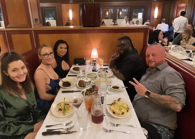 Great expo weekend! Best way to end it&hellip;. Good food, good friends, good times and good vibes. All in all