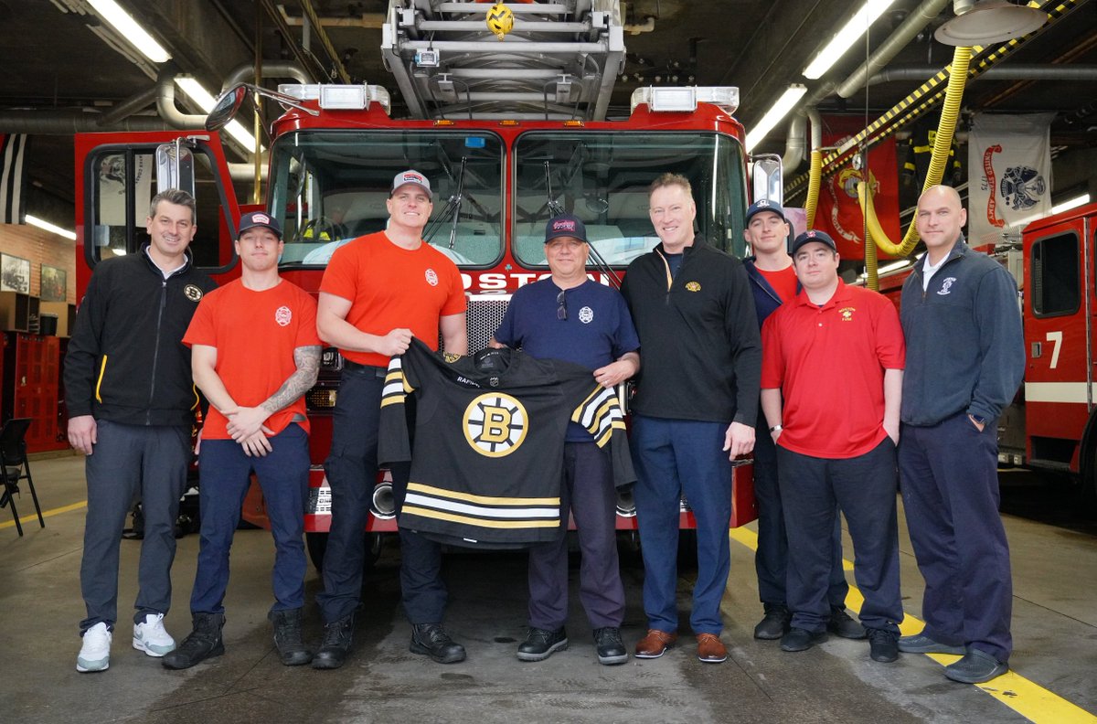 A day to celebrate our city and all those who keep us safe. 💛💙

#NHLBruins | #OneBostonDay