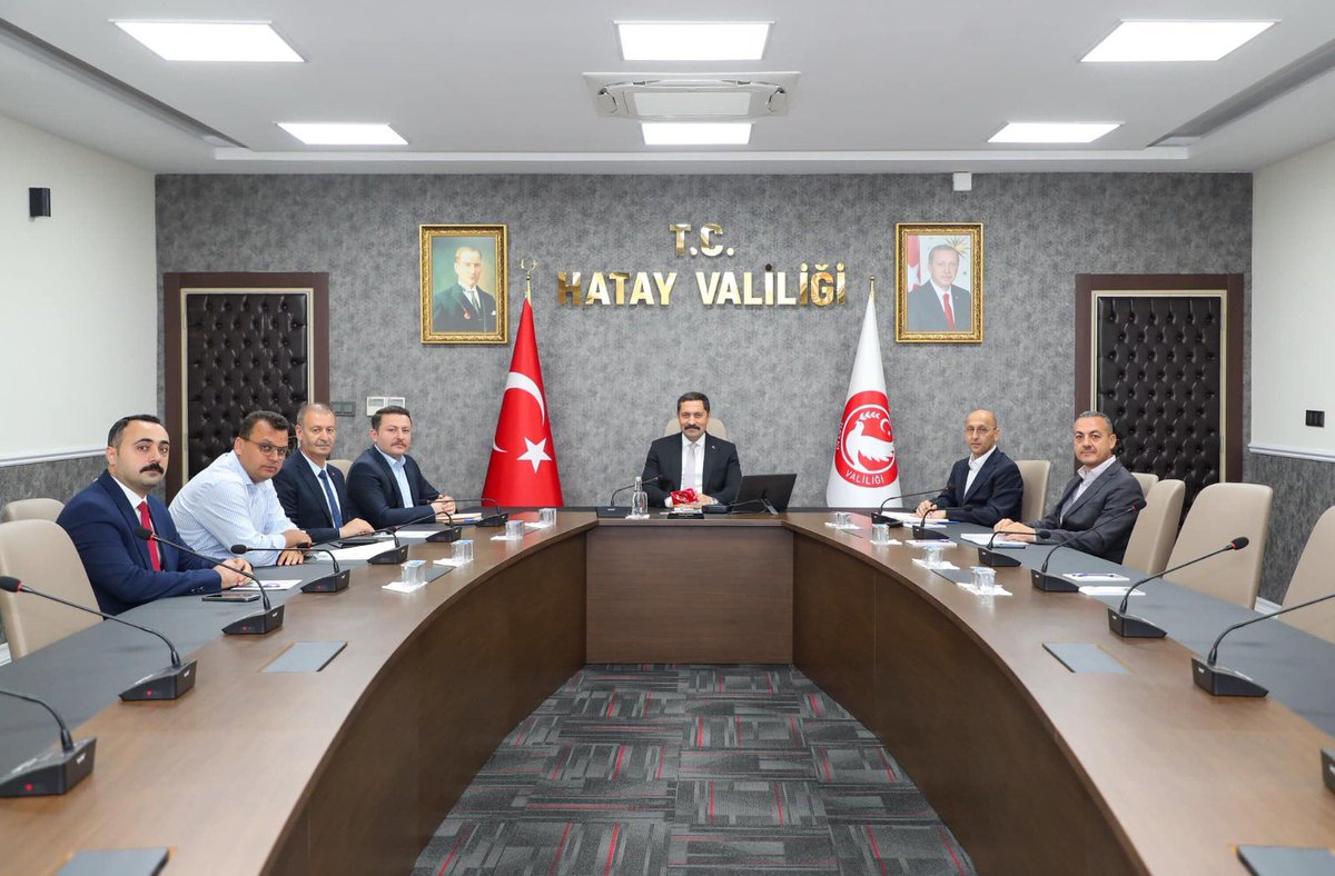 Hatay Valisi Mustafa Masatlı, kamu kurumlarının amirleri ile kent genelinde hayata geçirilen yatırımlarla ilgili değerlendirme toplantısı gerçekleştirdi. @RTErdogan @hataymuftulugu Haber link: hatayhabergundem.com/vali-masatlida…