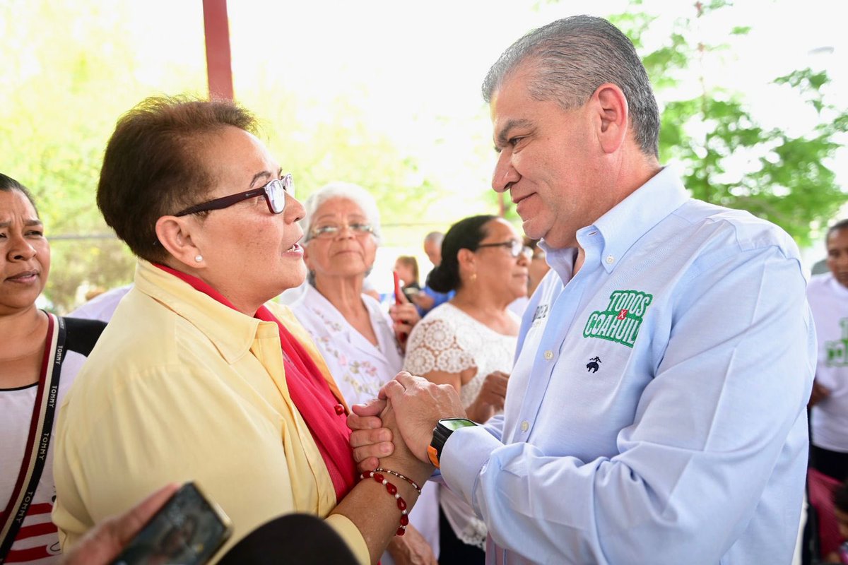 Junto a @HugoDavilaPrado, próximo diputado federal, saludamos a nuestros adultos mayores del distrito 6 con quienes tuvimos la oportunidad de conversar acerca de las propuestas que tenemos para mejorar su calidad de vida. (1/2)