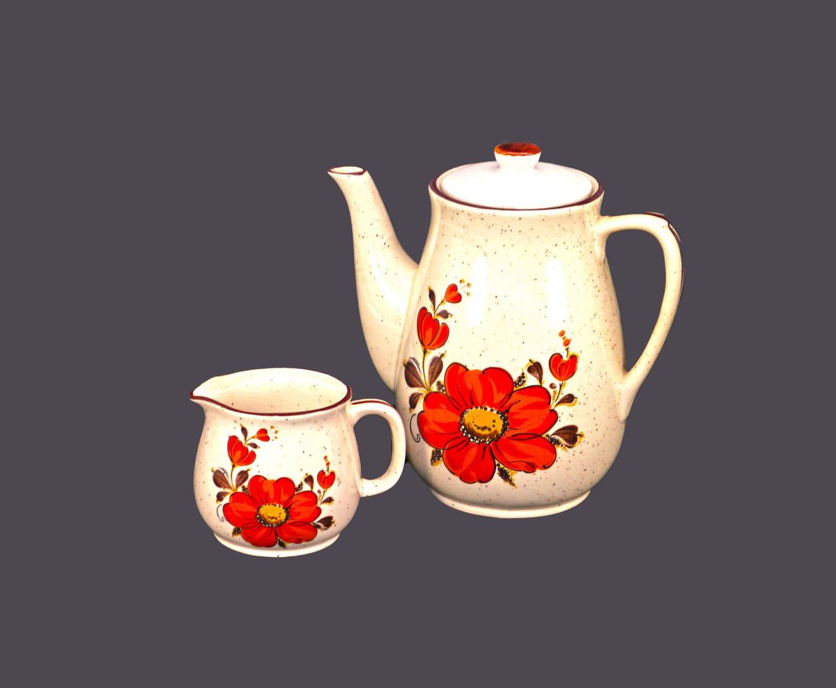 Japan Stoneware Valencia tall six-cup coffee pot and creamer jug. etsy.me/3vWuFr5 via @Etsy #BuyfromGroovy #antiqueshop #tableware #tabledecor #coffeetime #JapanStoneware #ValenciaJapan #Valencia #flowerpower #1970skitchen #retrotableware #EtsySellers