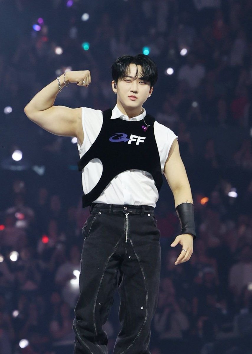 Fine ass thread of Seo Changbin’s face and body card NEVER declining bc he is the definition of perfection💅🏽 (it’s long af so be prepared😤)