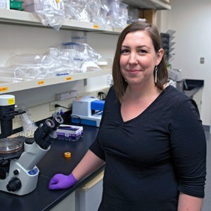 Why do never-smokers develop lung cancer? BBI's @aliceb_phd is determined to find out and a recent $100k grant from @preventcancer will help. @fredhutch @WHIStudy fredhutch.org/en/news/center…