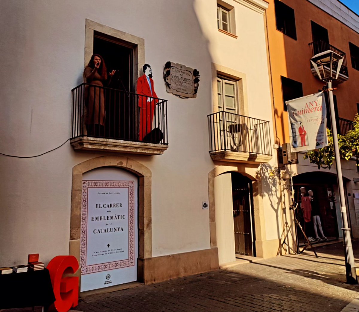 Avui els balcons del @MuseuGuimera s'han omplert de música i poesia amb el recital de #LaBalconada. La @GemmaVentura90 ha conduït, un any més, aquest recital poètic de @sebastialzamora, Manuel Forcano i Àngels Gregori i l'actuació musical de @RogerMasOficial. +📸🧵👇