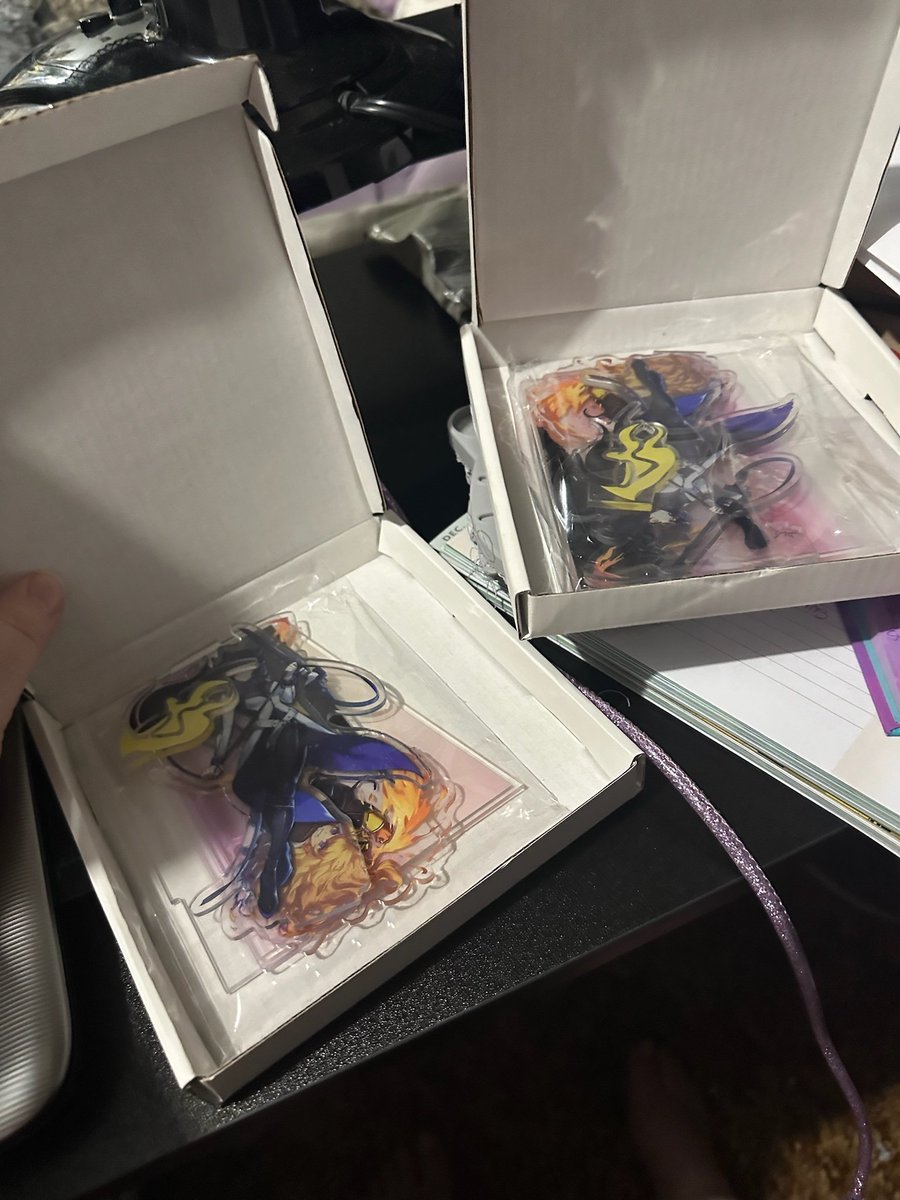 So uh the #Bumbleby standee arrived today and....they sent us two!! Jess has an explanation on maybe why this happend, to much to tweet so she will explain when we do the Haul video 
#RWBY