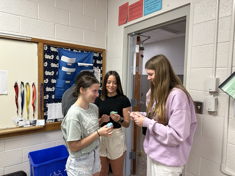 Rockridge300's tweet photo. Just in time for state testing! This morning, the Rockridge Gray Matters Chapter made stress balls for self-care. They even made a few extras for their teachers. ❤️ https://t.co/aDKcrHDXyQ