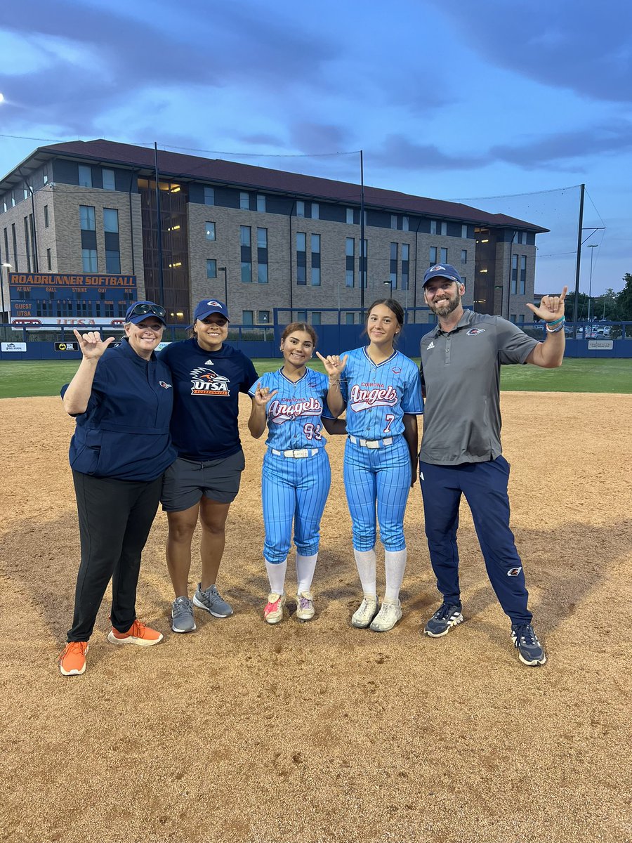 Had a great time at the @UTSASoftball camp yesterday! I loved how much we got to talk about the mental side of the game! Thank you so much! #PluckEm 
@angels_tx @Vanntastic8 @Coach_JimBray