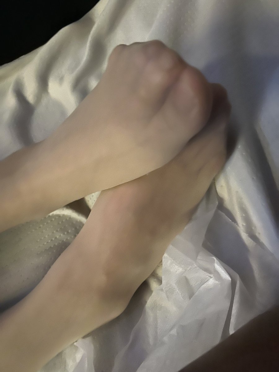 saolou12's tweet photo. 足浴店的技师，穿的库里丝，按摩的时候注意到看得我心痒痒，也���了也舔了，没有给踩🐔，我抓着脚脖子才碰到了我🐔。给我按的时候我就摸丝袜脚亲脚，一直很硬。
#丝袜控  #足控福利  #足交视 #丝袜美脚  #恋足舔脚 https://t.co/ayJIz1Ptnb
