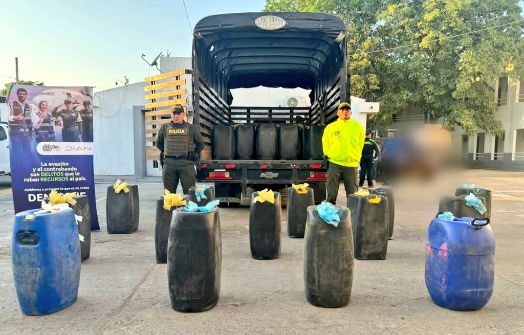 GuajiraPolicia's tweet image. Continuamos cercando el paso al comercio y transporte ilegal de combustible, en #Maicao nuestra @PoliciaAduanera logró la aprehensión de 750 galones de combustible los cuales se encontraban en un depósito clandestino #TodosContraElContrabando