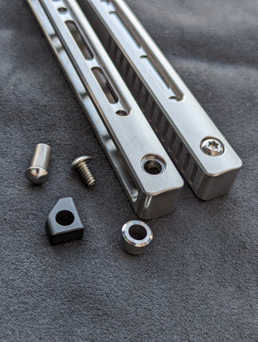 jimpydesigns_jp's tweet photo. チャンネルハンドルの内側にフライス加工されたポケットを追加するだけで、Mashin-TRはバレルスペーサーやブロックスペーサーなど、さまざまな重量オプションを受け入れることができます
今すぐ予約注文: https://t.co/K2nF8qQ9nR
#バリソン #バタフライナイフ #バリソントレーナー #ジンピージャパン https://t.co/HfDakeMNIJ