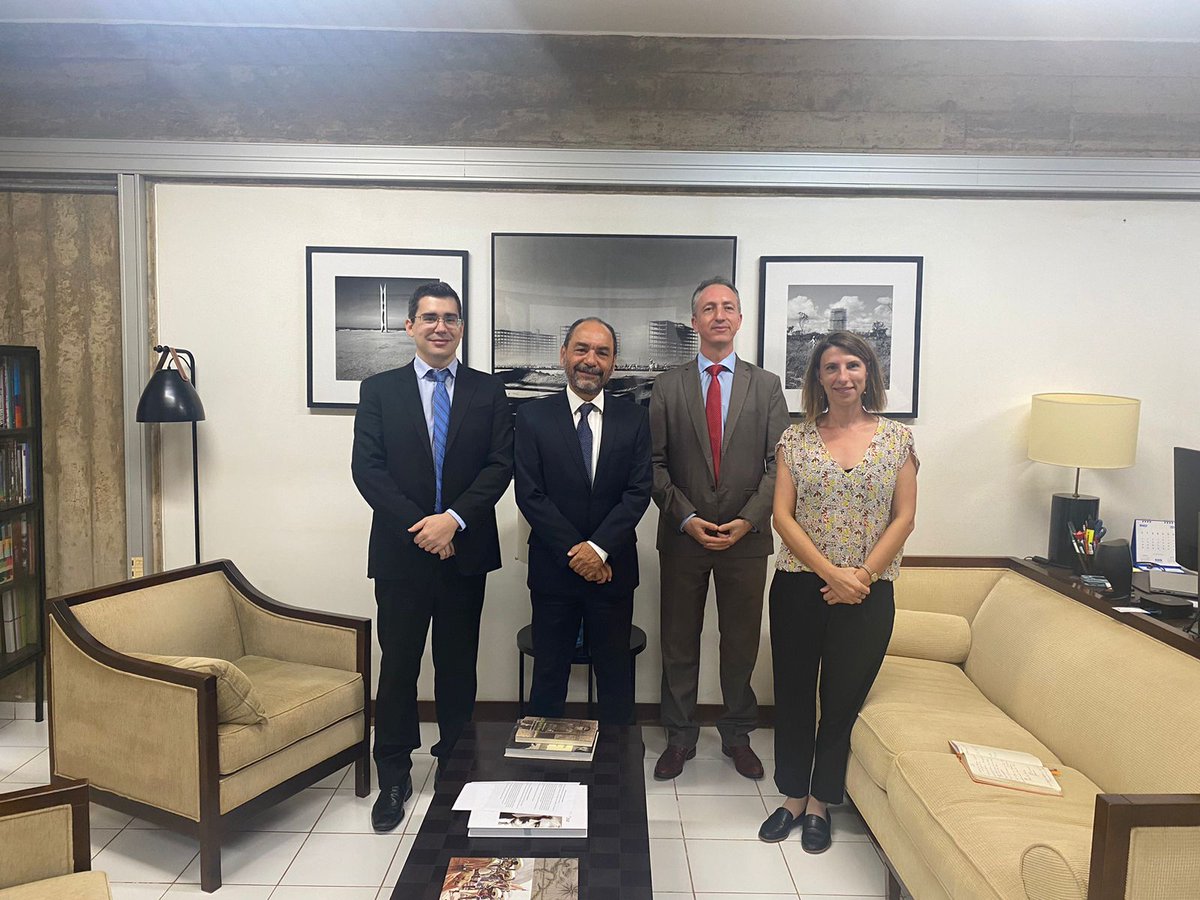 soutojc's tweet photo. Enviei ofício à Embaixada da França no Brasil há alguns dias. De pronto recebemos resposta com o agendamento de uma reunião que ocorreu hoje (15.04.24.), no belo e funcional prédio que abriga a representação desse país que tanto amamos.

Quero, em nome da Escola Superior da AGU, agradecer a acolhida dos diplomatas François Legué e Julie Maraval, bem como aos demais funcionários da @franceaubresil 

Tenho convicção que haveremos de construir bons projetos acadêmicos juntos, França e a Escola da AGU. Estejam certos que contamos com o entusiasmo do ministro Jorge Messias.

Parabéns Presidente @EmmanuelMacron pela qualidade do seu corpo diplomático e igualmente à ministra @MinColonna