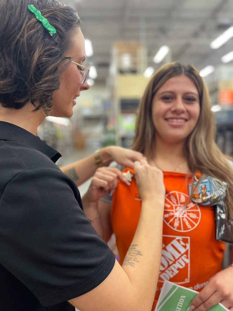 MorganWells26's tweet photo. And the bronze🥉goes to… Emeli! Thank you 🙏🏽 for your hardwork @HomeDepot Inglewood #1010 ⭐️ Couldn’t be more proud of you 👏 🥳✨
Keep crushing it💚🪟🚪🪴💚
Now let’s see that silver🥈🫶🏼
#shutters #interiordesign #flooringdecor #arches #pinceremony #partnerships https://t.co/gQQX0MSOoq