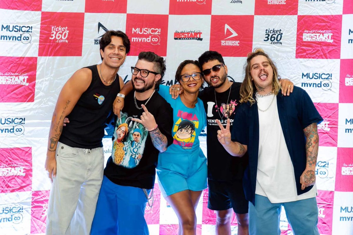 KobaPresley's tweet photo. Estou com tanta saudade dos meninos. 

Meu irmão achou que eu ia volta sendo bff deles kkkkk coitado. https://t.co/QTWRUy9h2B