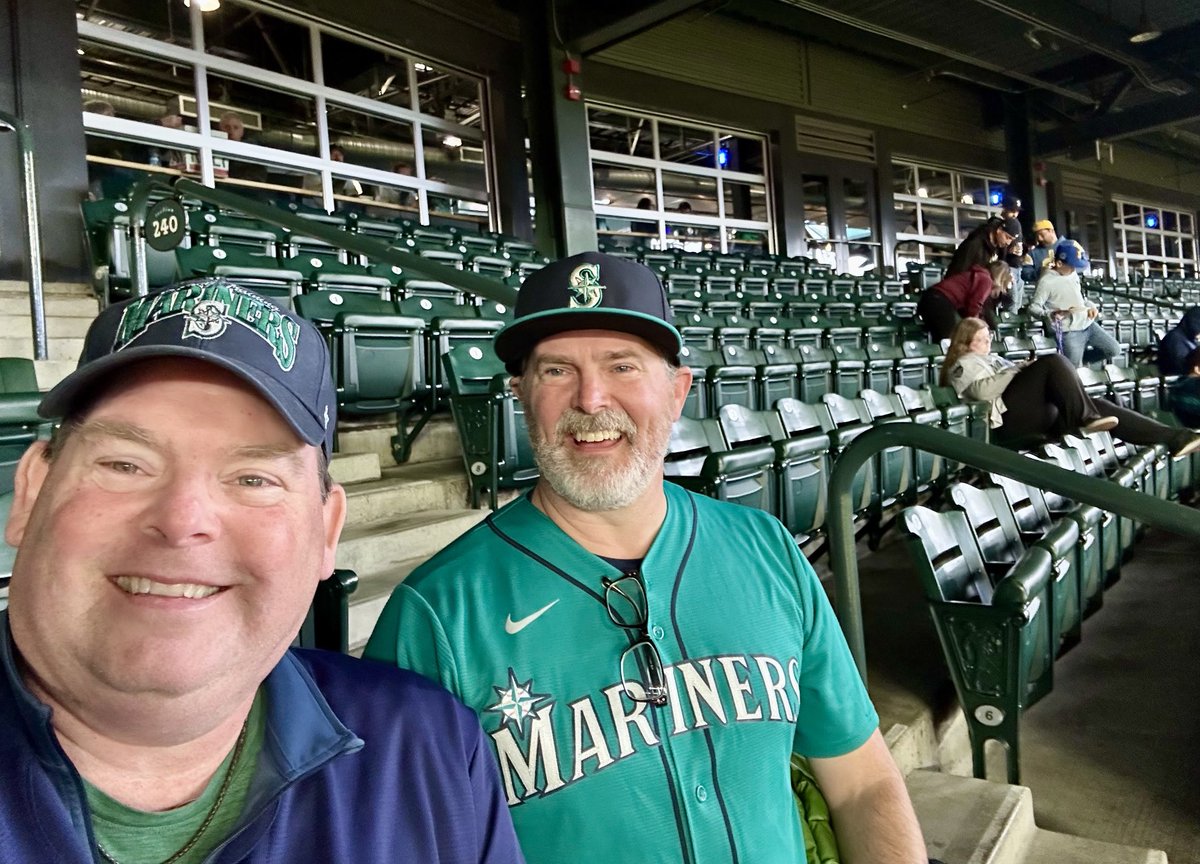 davideshoup's tweet photo. Hanging with my brother and ready to root on our ⁦@Mariners⁩ take on the ⁦@Reds⁩! Go Ms!! #TridentsUp #Marinersdancingguy https://t.co/MQTr4u8ODA
