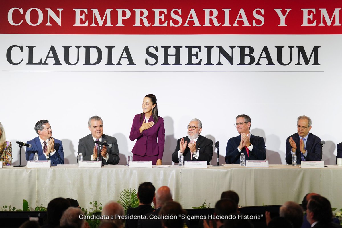 Claudiashein's tweet photo. Sostuvimos una excelente reunión con más de 500 empresarias y empresarios nacionales e internacionales:

Francisco Cervantes, presidente CCE; Carlos García, presidente AMCHAM; Gina Diez Barroso, fundadora de Centro y Dalia Empower; Juan Ramón de la Fuente, coordinador de Diálogos por la Transformación; Juan Cortina, presidente CNA; María Ariza, directora general Bolsa Institucional de Valores; Juan Patricio Riverol, presidente AMIS; Diego Cosío, presidente ANTAD; Miguel Ángel Martínez, presidente CANACAR; Salvador Daniel, asesor CCE; Alejandro Malagón, presidente de CONCAMIN; Antonio Basagoiti, presidente de la CAMESCOM y EUROCAM; Antonio del Valle, presidente BX+; Octavio de la Torre, presidente CONCANACO; Altagracia Gómez, coordinadora eje de Desarrollo Económico; Máximo Vedoya, presidente CAINTRA NL; Carla Suárez, directora XIGNUS; José Medina Mora, presidente COPARMEX; Álvaro García Pimentel, presidente AMIB; Karen Flores, directora general de CAMIMEX; y Guillermo Zamarripa, presidente AMAFORE.

Así como de las y los representantes de las cámaras:

•(CMIC) Cámara Nacional de la Industria de la Construcción.
•(CANIRAC) Cámara de la Industria Restaurantera y Alimentos Condimentados.
•(AMIA) Asociación Mexicana de la Industria Automotriz, AC.
•(AMF) Asociación Mexicana de Ferrocarriles, AC.
•(AMPIP) Asociación Mexicana de Parques Industriales Privados, AC.
•(AMEXME) Asociación Mexicana de Mujeres Empresarias, AC.
•(CANADEVI) Cámara Nacional de la Industria de Desarrollo y Promoción de Vivienda, entre otras.

La meta debe ser la prosperidad compartida.