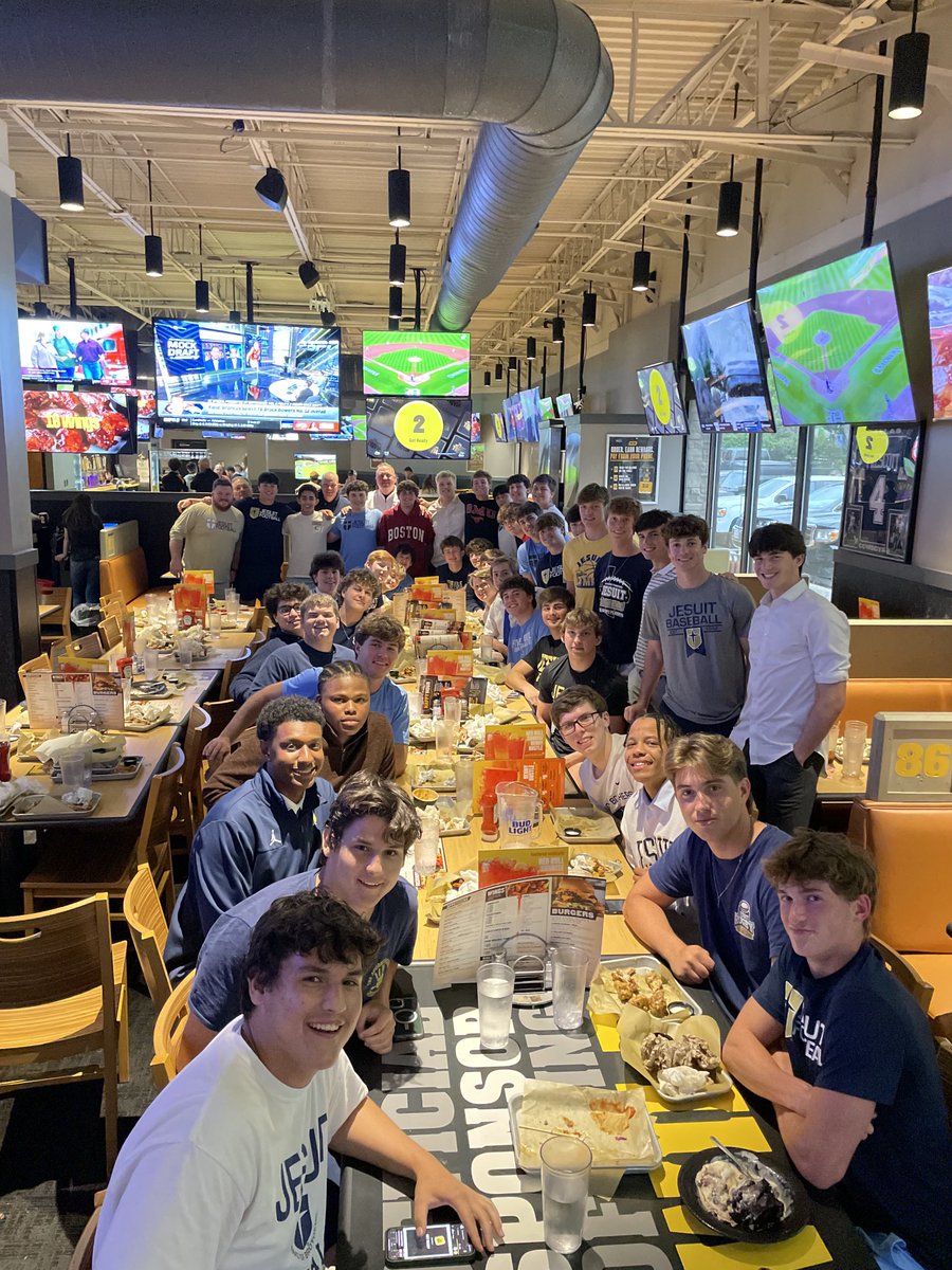 Annual ⁦@BWWings⁩ dinner with our seniors. #WhyNotUs