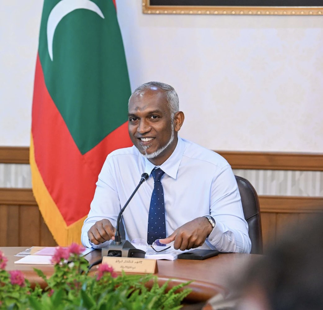Naaisha_Ali's tweet photo. މަޖިލީސް އިންތިޙާބް ވޯޓު ލާން 5 ދުވަހަށް ވީމަ ގޮތް ހުސްވެގެން އަނެއްކާވެސް އެ ދޮގާ ފިތުނައިގެ ލަވަ ޖަހަން ފަށައިފި.
ރައީސް @MMuizzu އަކީ ނަޒާހަތްތެރިއެއް.
ވައުދު ފުއްދާ, ނަތީޖާ ހާސިލު ކުރާ ވެރިއެއް. 
މުއިއްޒު ދުވެލި ފެނި ހަޖަމް ނުވެ ތެޅުނަސް އިންޝާﷲ މި އަޒުމެއް ނުގުޑާނެ. https://t.co/yv7fktAEKL