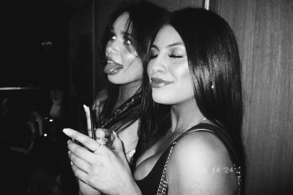 qamanda99's tweet photo. my first &amp; forever best friend 🖤 https://t.co/KLth71Joys