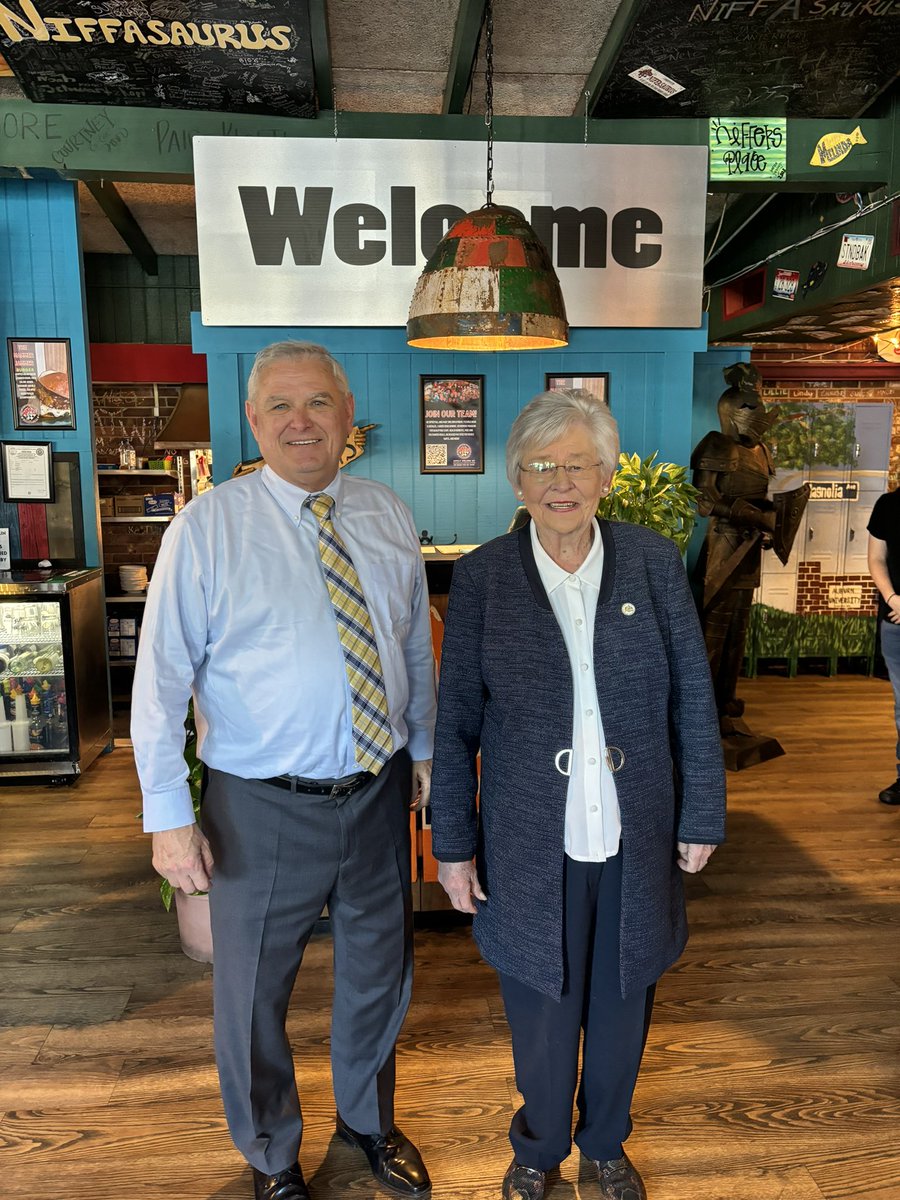 A trip to Auburn wouldn’t be complete without grabbing a bite to eat at Niffer’s Place with @AlaAgriculture Commissioner Rick Pate!