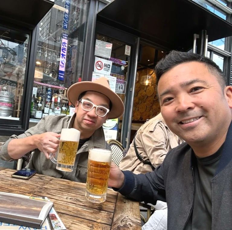 [TOKYO TRAVEL SERIES] When a buddy from Canada also happens to be in Tokyo. That means drink and party! LOL #TokyoTravelSeries #TokyoJapan #japan #Shinjuku #Kabukicho #MoVernie #Precious #sakura🌸 #sakura #cherryblossom #cherryblossoms
