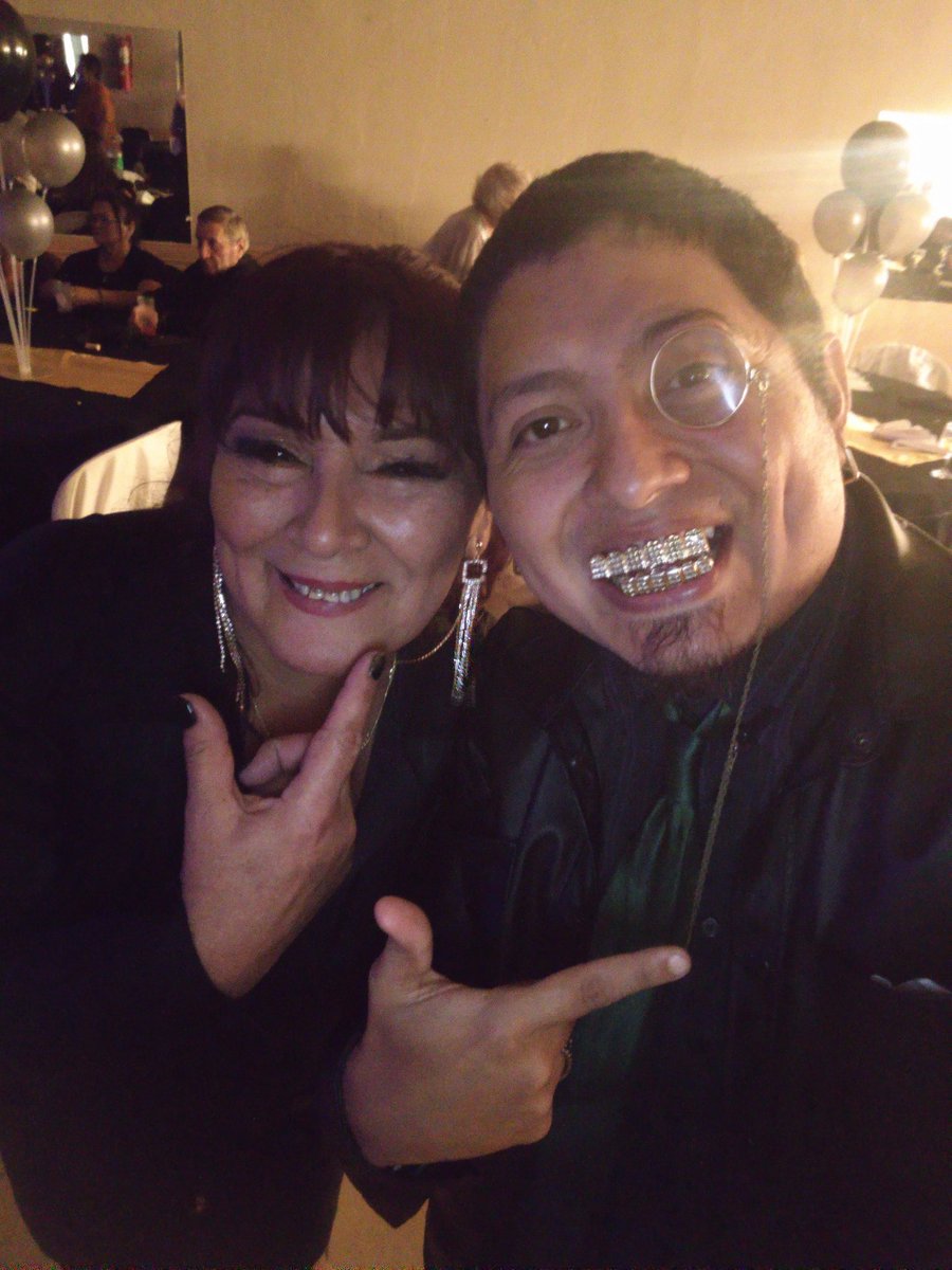 conamartin610's tweet photo. Selfie con mi tia Norma, en su fiesta de cumpleaños #selfie #mitia #dientesdeoro #monoculo #fiestadecumpleaños https://t.co/dPT46ax11I