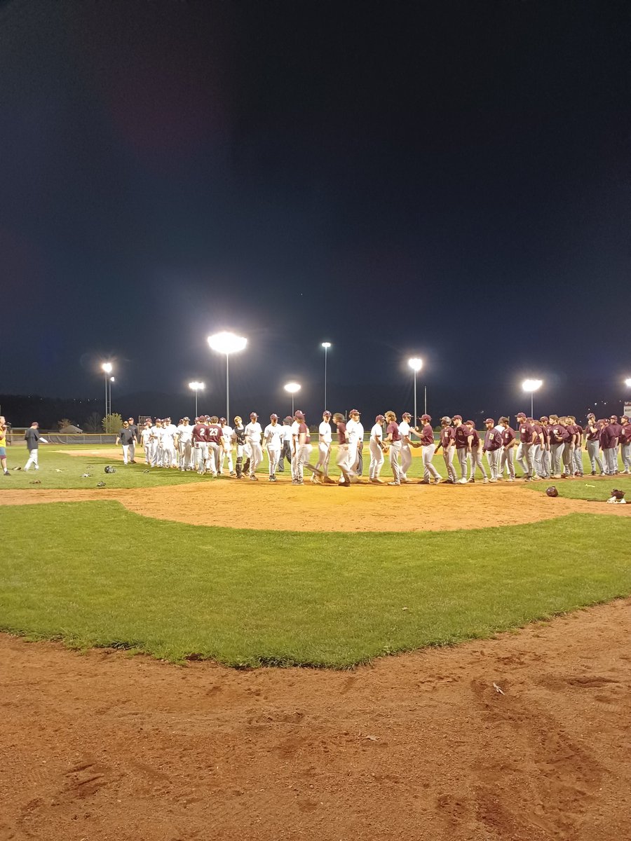 Final: Wheeling Central Catholic 8, Williamstown 6. Gary Hatfield's 3- run HR in the 5th inning was the difference. WCCHS improves to 9-1. Williamstown falls to 10-1. #wvprepbase @MetroNewsPrep