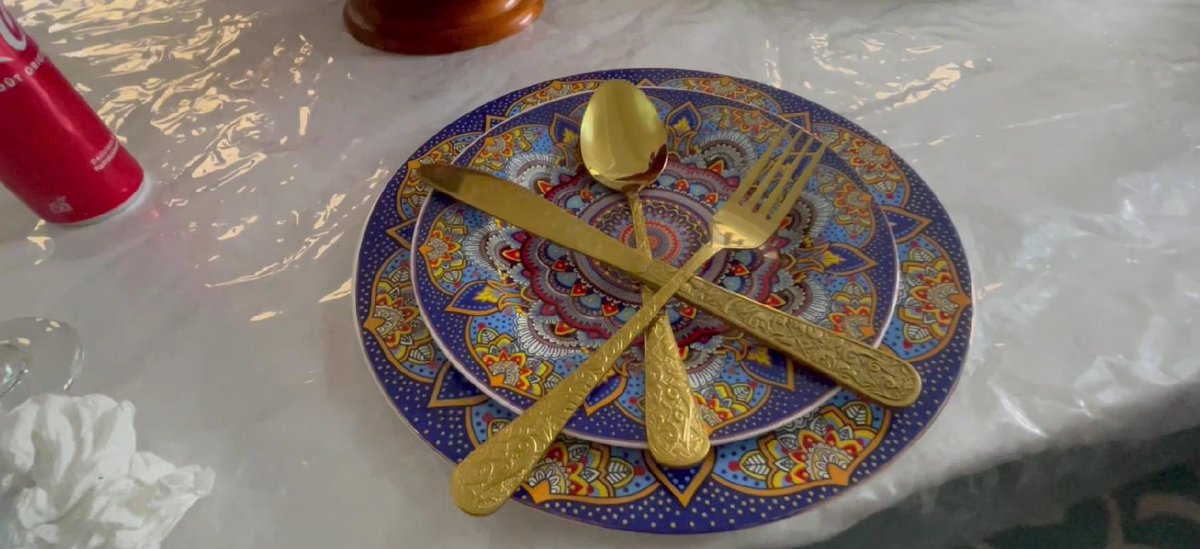 #lovewhatido #seetheworld #Mauritania #friends #house #Nouakchott #city #lunch #chinaware #plates #decoratedchina #cutlery #goldplated #luckyus #priviledge #admiring #hospitality