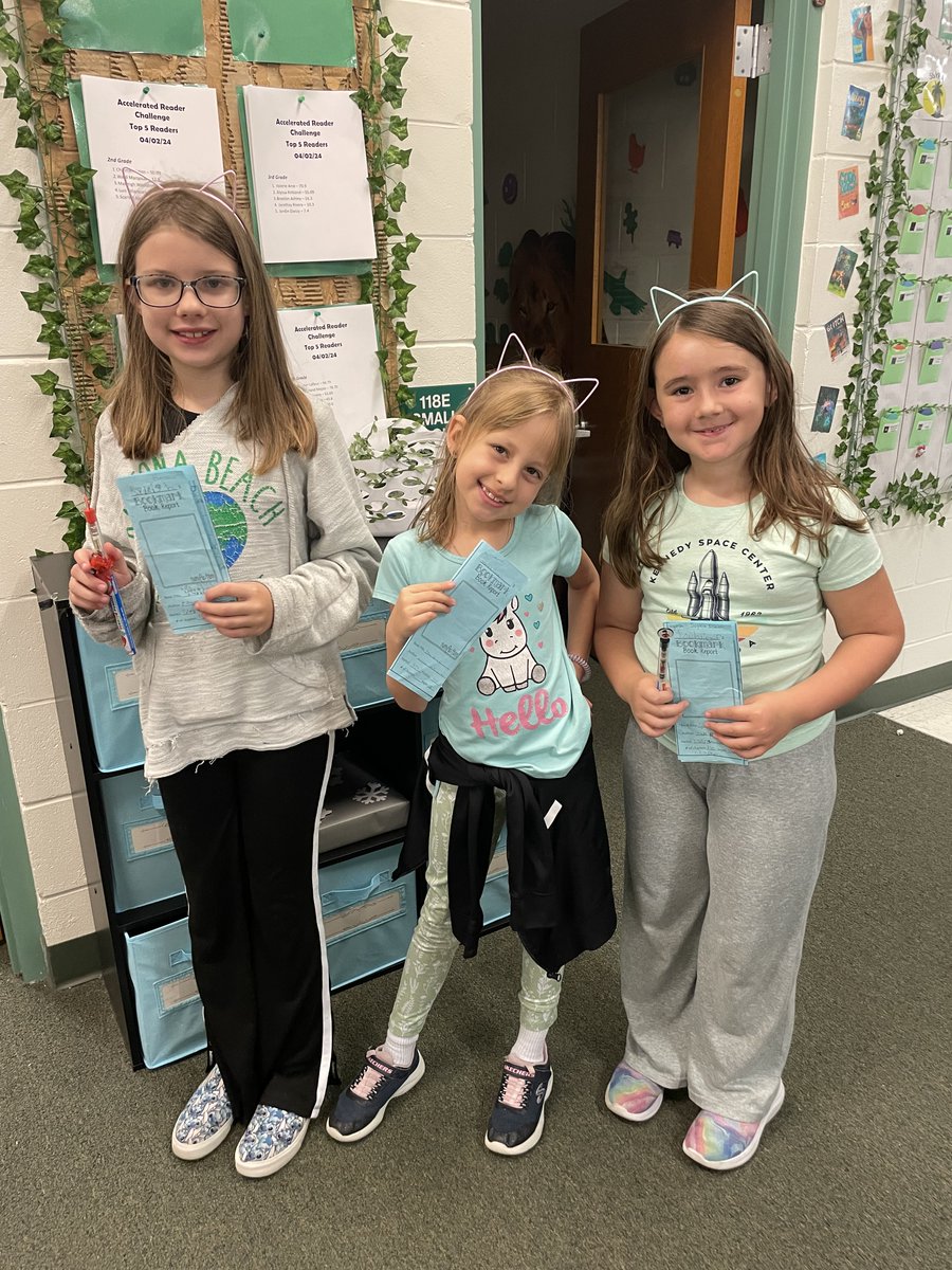 lowercaseT_2020's tweet photo. These Spirit Trailblazers completed a book report over Spring Break on the free book they received at the Storybook Festival and received their prizes for turning it in!! Way to go! @spiritbelieves @MrsG_luvs2read @LFigueroa317 https://t.co/ZajpYXwqx9