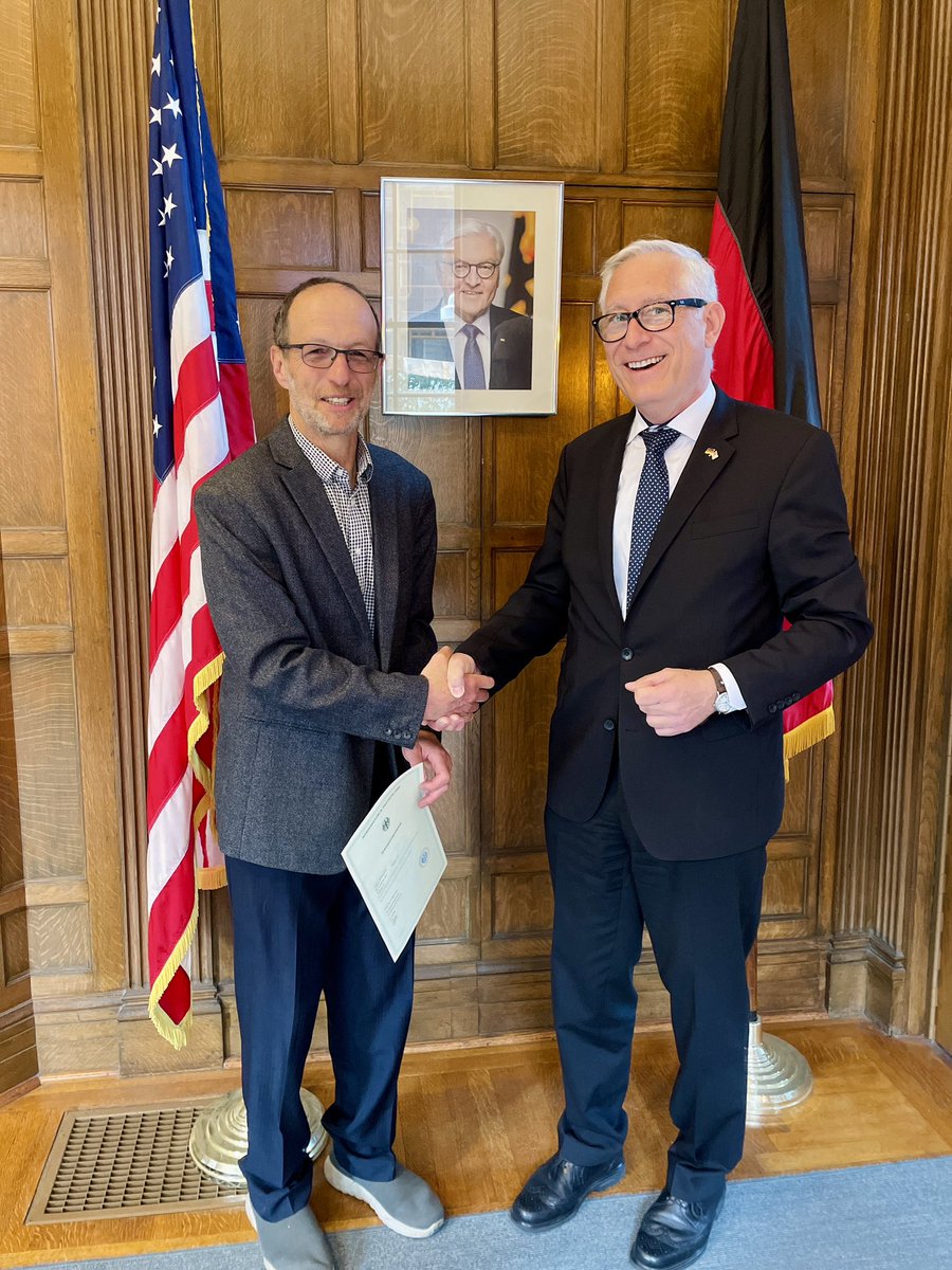 #Citizenship #Germany - A great pleasure to welcome Cliff Rechtschaffen, member of the prestigious @AirResources to @GermanyinSF - to welcome him as a new 🇩🇪citizen. Glückwunsch zur 🇩🇪Staatsangehörigkeit und ein herzliches Willkommen, lieber Cliff! @AuswaertigesAmt @GermanyinUSA