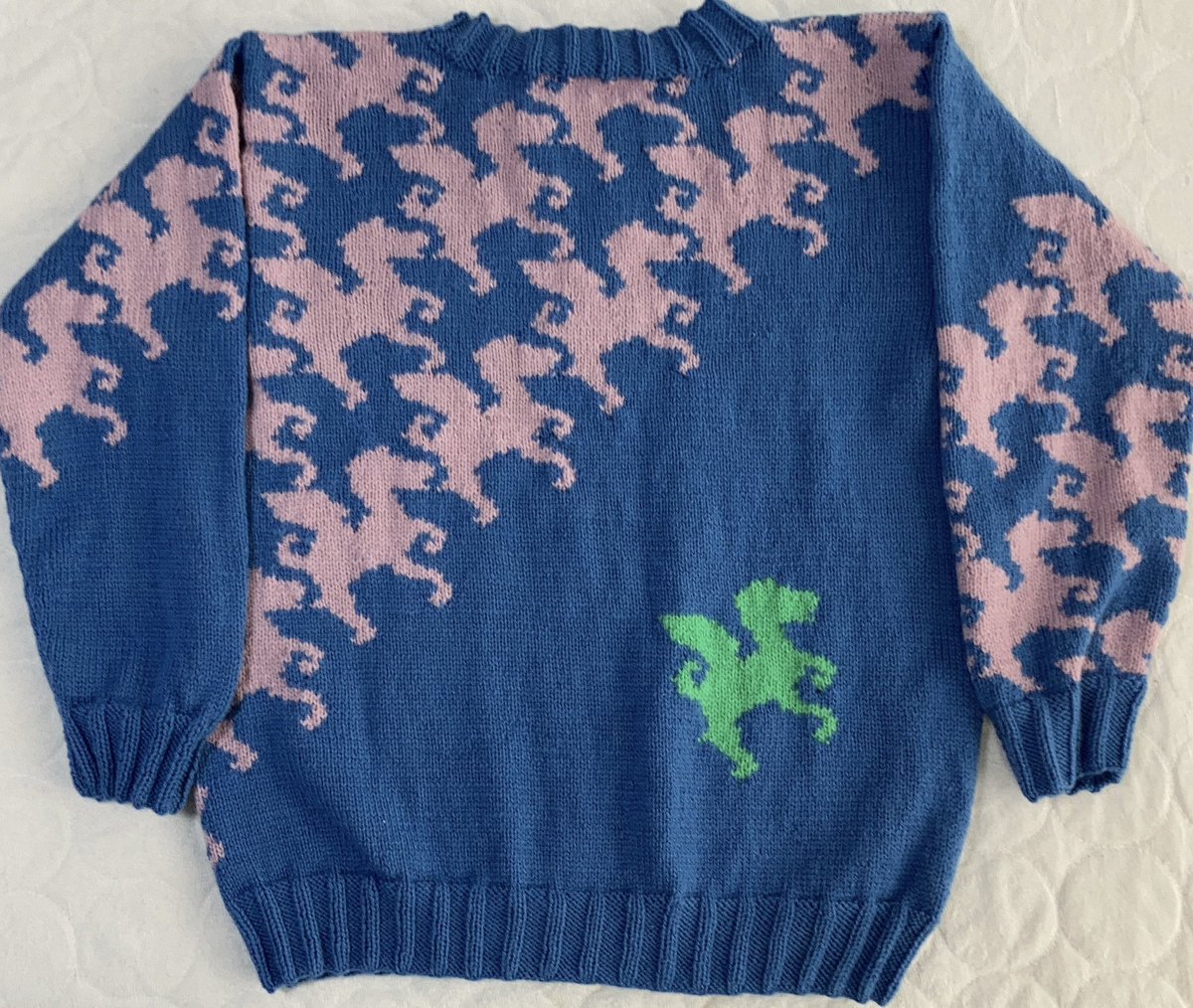 ペガサスセーター』完成。パターンニットも楽しい。 「あ、イモリ柄