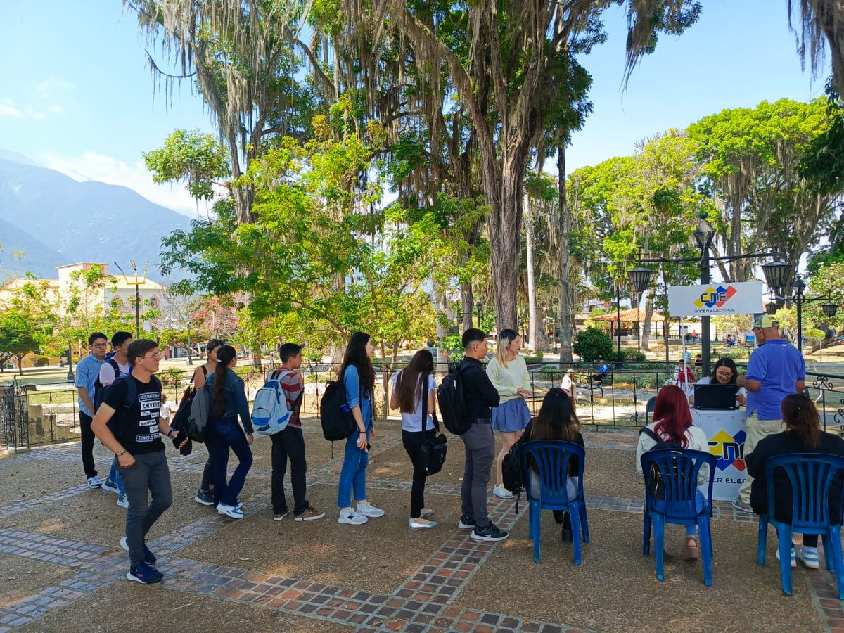 YanfriContrera1's tweet image. La juventud merideña #TomaElControl, han sido días de mucho esfuerzo para movilizar a los chamos a inscribirse en el Registro Electoral, producto de la iniciativa de @tomacontrolvzla para lograr en tiempo récord el mayor número de jóvenes inscritos. Votar es nuestro Derecho.