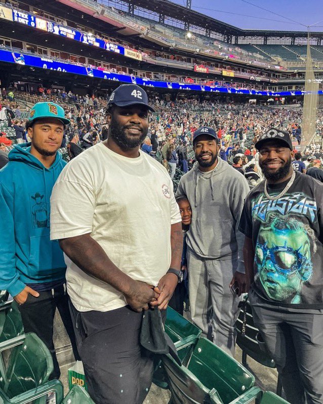 DJ Reader showing out at the Detroit Tigers game 🔥 📸 : @Lions