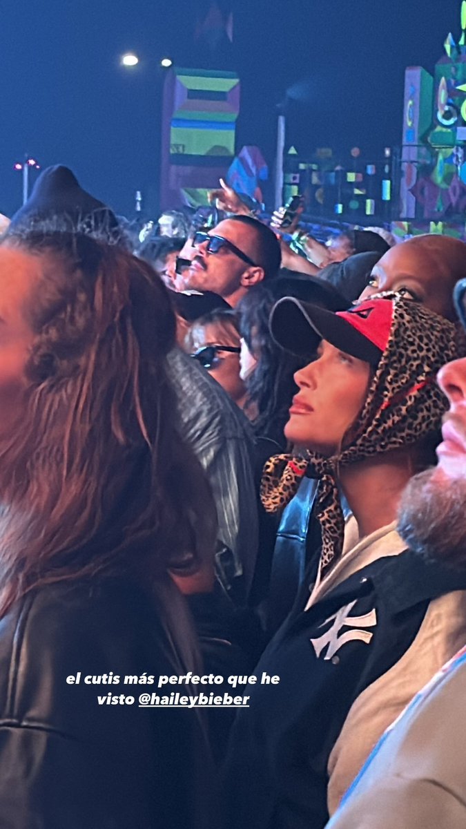 😍 Hailey Bieber assistindo ao show da Doja Cat no 3° dia do festival #Coachella   em Indio, Califórnia. (14/04)