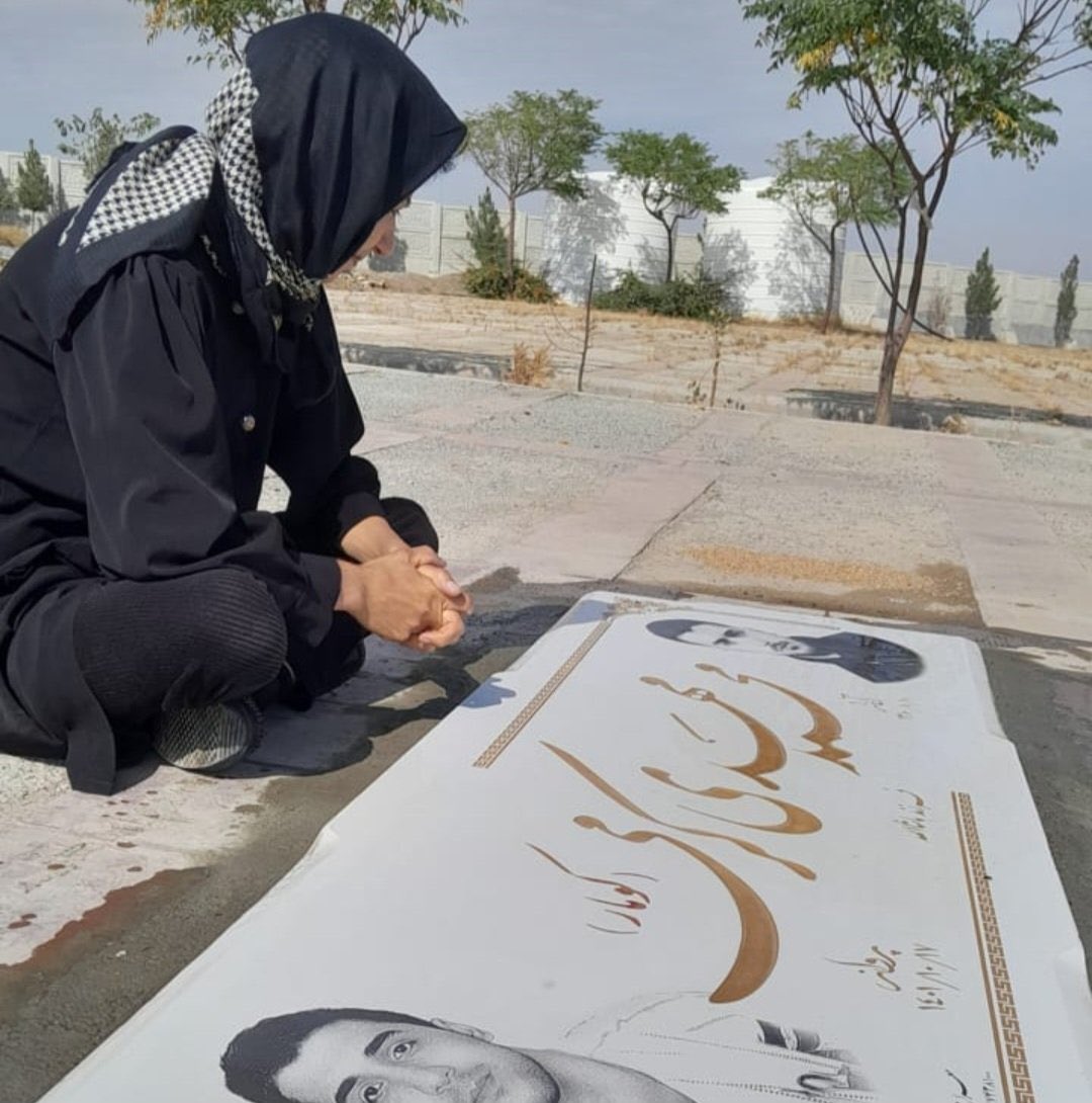 vidarwarrior's tweet photo. پسرش رو کشتن، همسرش رو حبس کردند.
برای تنهایی مامان منیژه...
#IRGCterrorists https://t.co/fSoWSqO9OQ