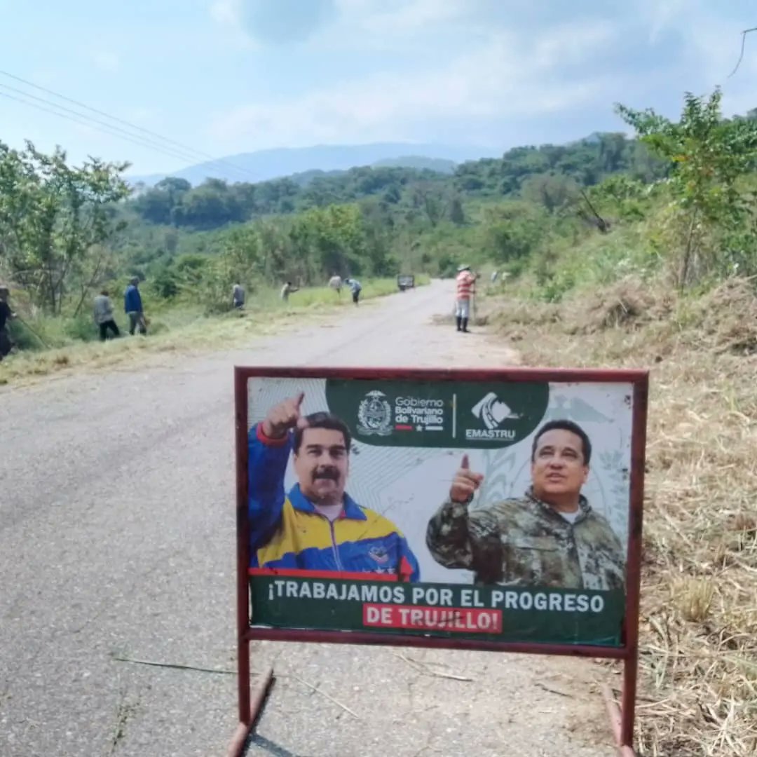 Con limpieza de laterales de la vía, el talento humano de nuestra empresa abordó este #15abr el sector La Rivera, en la pquia Chejendé (Candelaria), como parte de los trabajos de desmalezamiento que efectuamos por orientaciones del presidente @nicolasmaduro. #VamosPaLanteMaduro