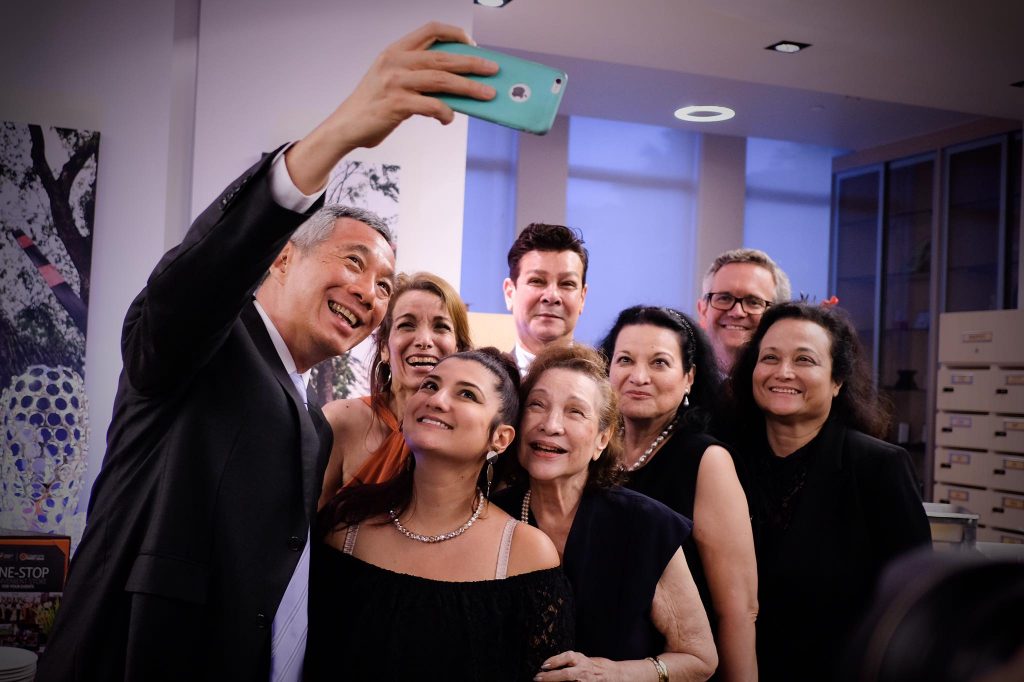 Many thanks to PM @LeeHsienLoong for his many years of service to Singapore as Prime Minister — and occasional photographer. Here with the Barker family when we launched the EW Barker Centre for Law & Business @NUS_Law.