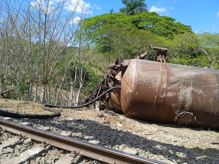 Imágenes de los trabajos de mantenimiento y recuperación de la vía férrea que se averió durante el descarrilamiento del tren en la zona de Siguaney. #GenteQueSuma #SanctiSpíritusEnMarcha @DiazCanelB