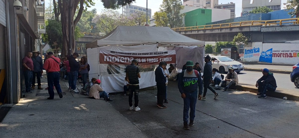 pecesitoraro's tweet photo. @mario_delgado Favor de dar respuesta a la gente que esta afuera de las oficinas de @PartidoMorenaMx obstruyendo el paso peatonal en Av. Ejército Nacional https://t.co/ktc4tPd2va