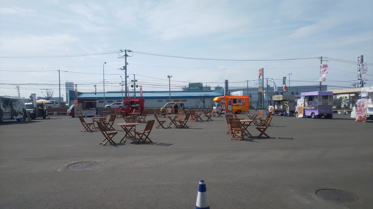 sweetsmiya's tweet photo. 今日から2日間アクセスサッポロにキッチンカーが集まります https://t.co/ZdQoFzcXG3