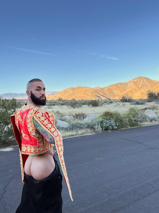 highway wh*re ride it or lemme ride u 👍 https://t.co/0JOLSzuP6V